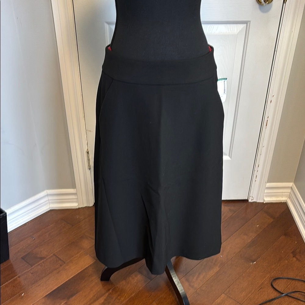 Elegant Black Midi Skirt with pockets